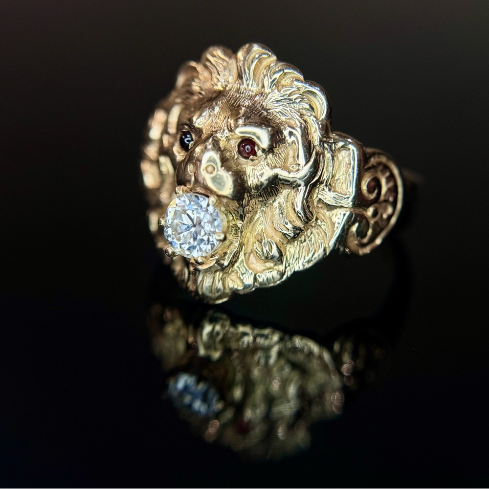 Antique Victorian Lion Ring featuring a Old European Cut Diamond 14k Yellow Gold - Picture 13 of 16